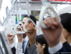 電車のつり革の写真