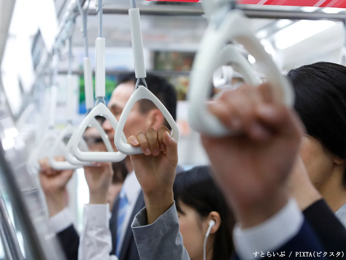 電車のつり革の写真