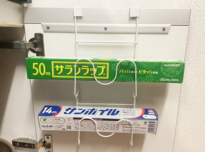 鍋蓋ラックにラップ類を収納した写真（撮影：ライフハック編集部）