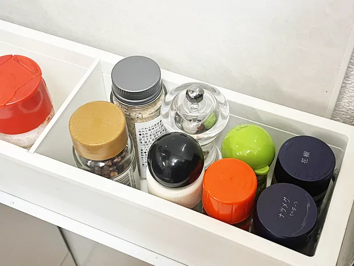スパイスラックに調味料を入れた写真（撮影：ライフハック編集部）