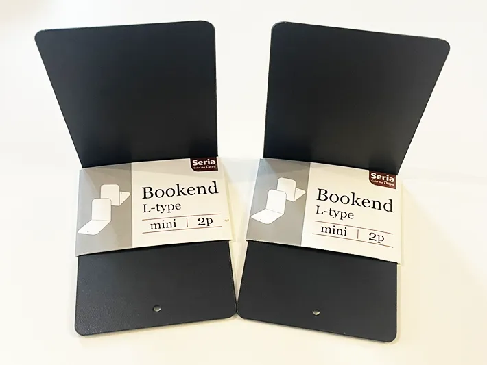 セリアで買ったブックエンドの写真（撮影：ライフハック編集部）