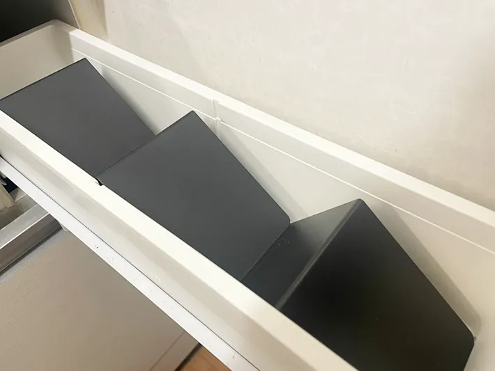 スパイスラックにブックエンドを並べた写真（撮影：ライフハック編集部）