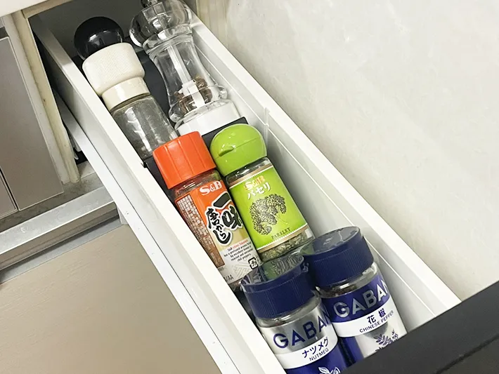 スパイスラックにブックエンドを並べて調味料を入れた写真（撮影：ライフハック編集部）