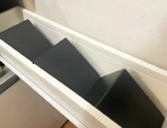 スパイスラックにブックエンドを並べた写真（撮影：ライフハック編集部）