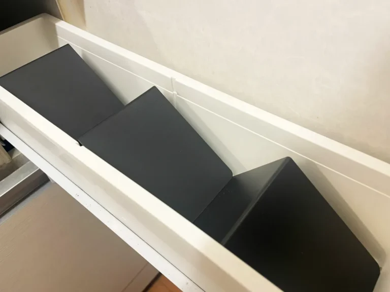 スパイスラックにブックエンドを並べた写真（撮影：ライフハック編集部）