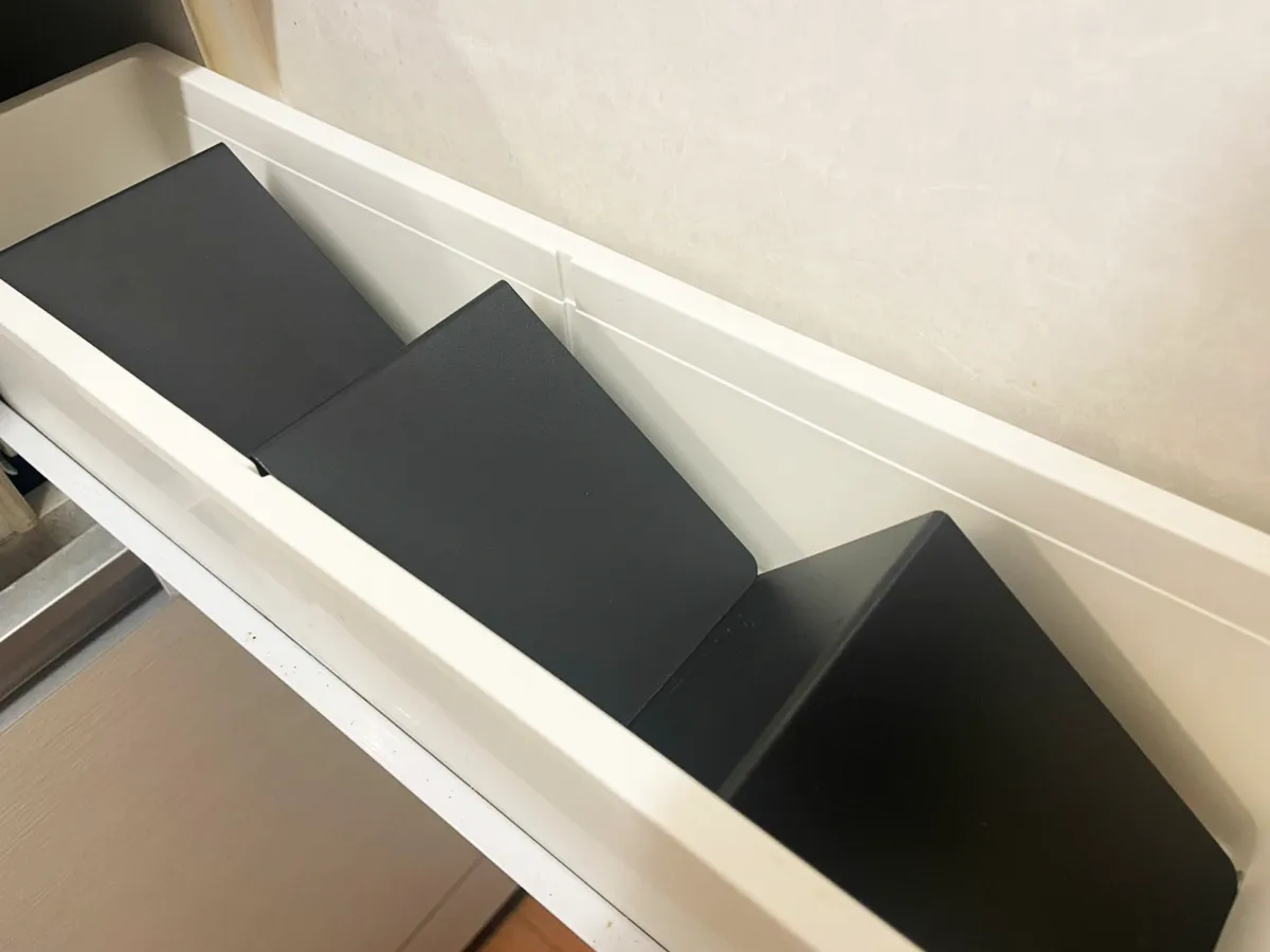 スパイスラックにブックエンドを並べた写真（撮影：ライフハック編集部）