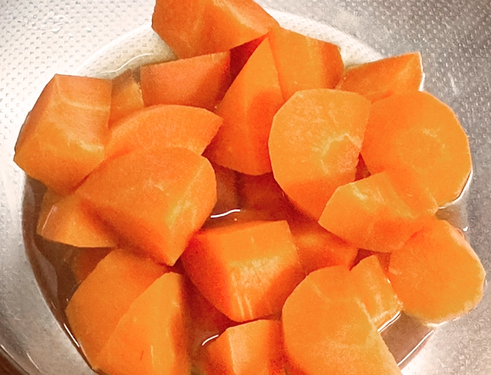 乱切りにしたニンジン（撮影：grapeフード編集部）