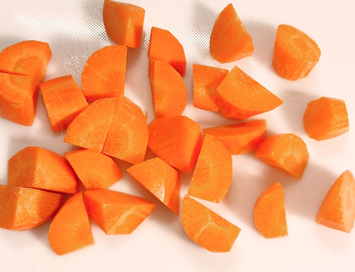 乱切りにしたニンジン（撮影：grapeフード編集部）