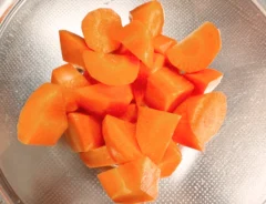 乱切りにしたニンジン(撮影:grapeフード編集部)