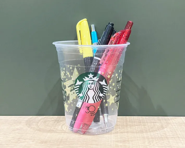 スタバの空カップをペン立てにした写真（撮影：grapeライフハック編集部）