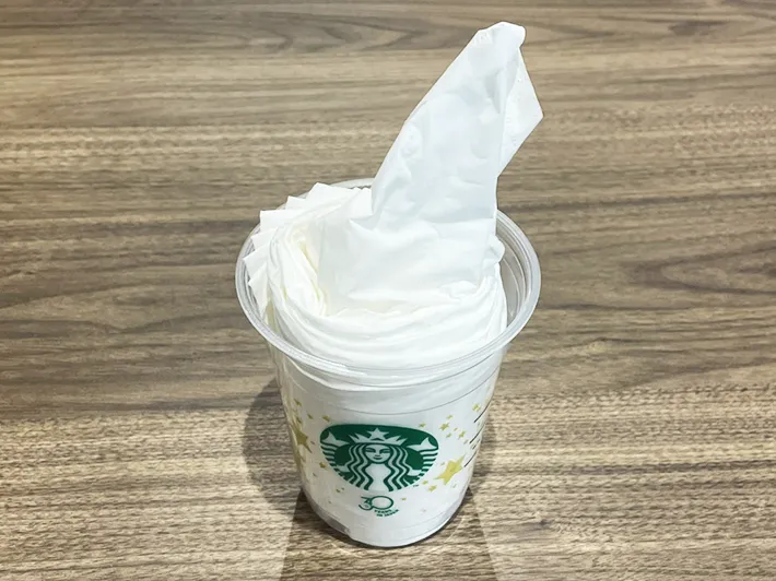 スタバの空カップにティッシュを入れた写真（撮影：grapeライフハック編集部）