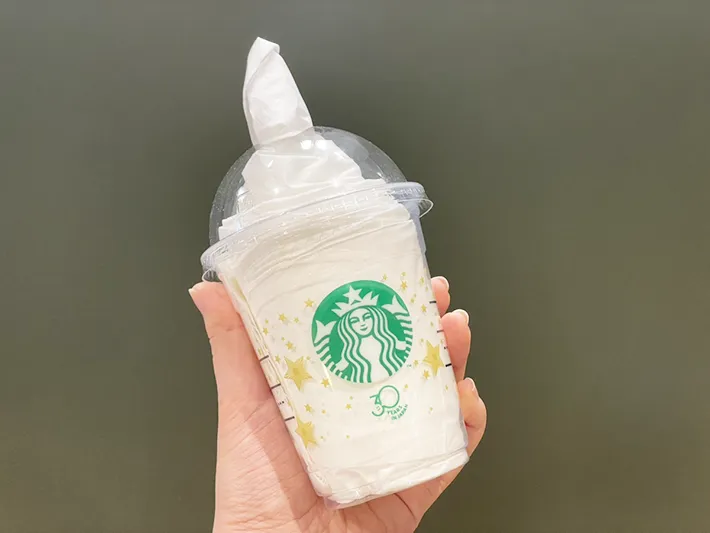 スタバの空カップをティッシュケースにした写真（撮影：grapeライフハック編集部）