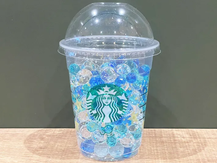 スタバの空カップに消臭ビーズを入れた写真（撮影：grapeライフハック編集部）