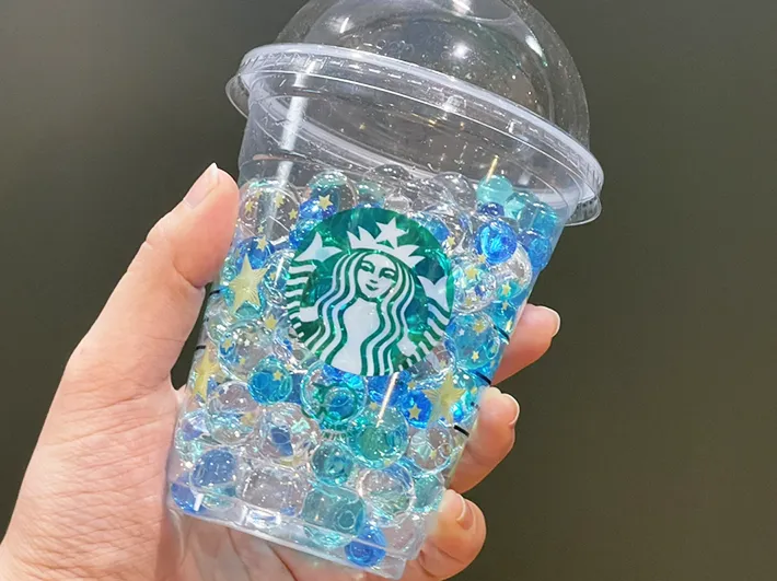 スタバの空カップに消臭ビーズを入れ、手に持った写真（撮影：grapeライフハック編集部）