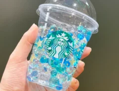 スタバの空カップに消臭ビーズを入れ、手に持った写真（撮影：grapeライフハック編集部）