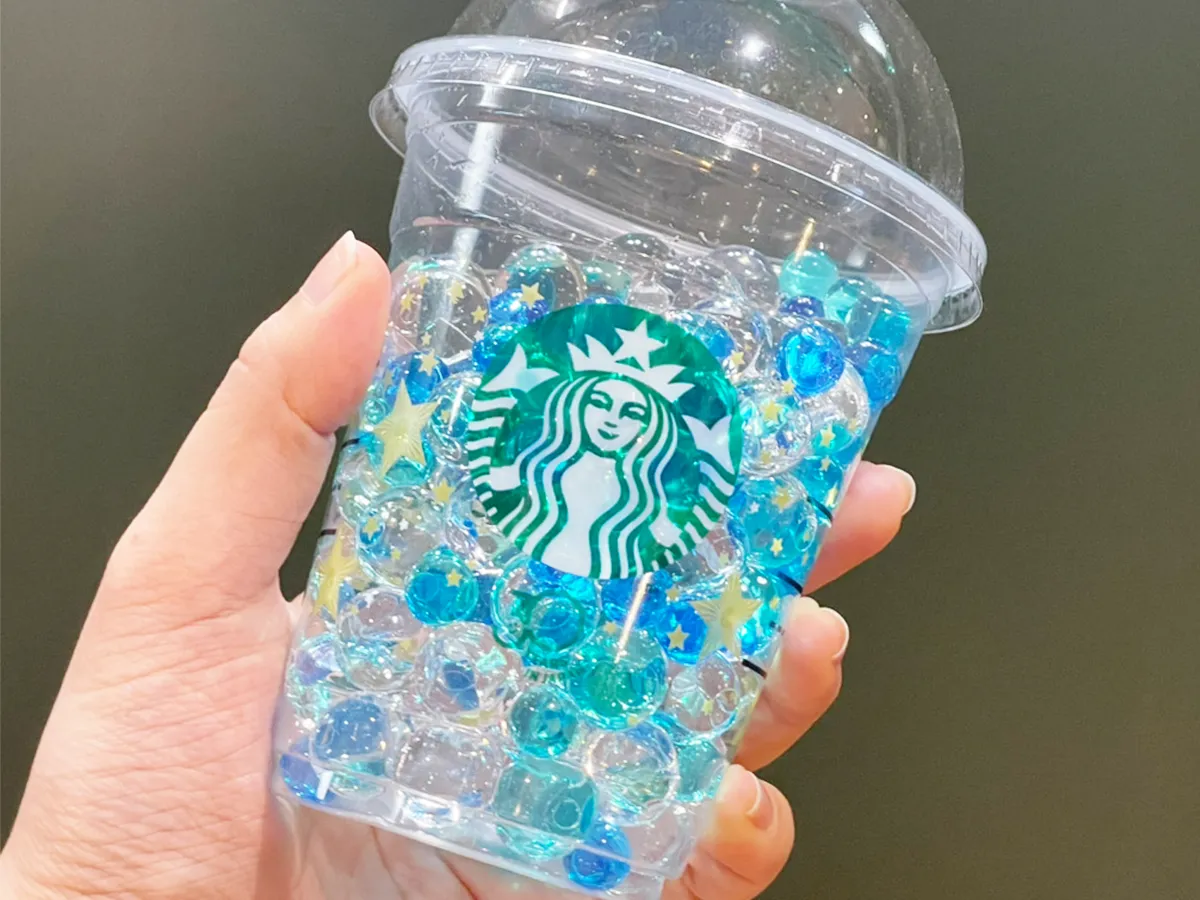 スタバの空カップに消臭ビーズを入れ、手に持った写真(撮影:grapeライフハック編集部)