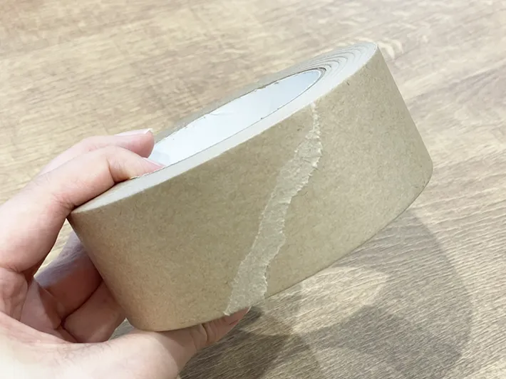 手でちぎったクラフトテープの写真（撮影：grapeライフハック編集部）