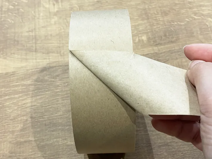 クラフトテープの切れ込みを側面に当てる写真（撮影：grapeライフハック編集部）