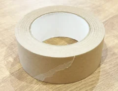 手でちぎったクラフトテープの写真（撮影：grapeライフハック編集部）