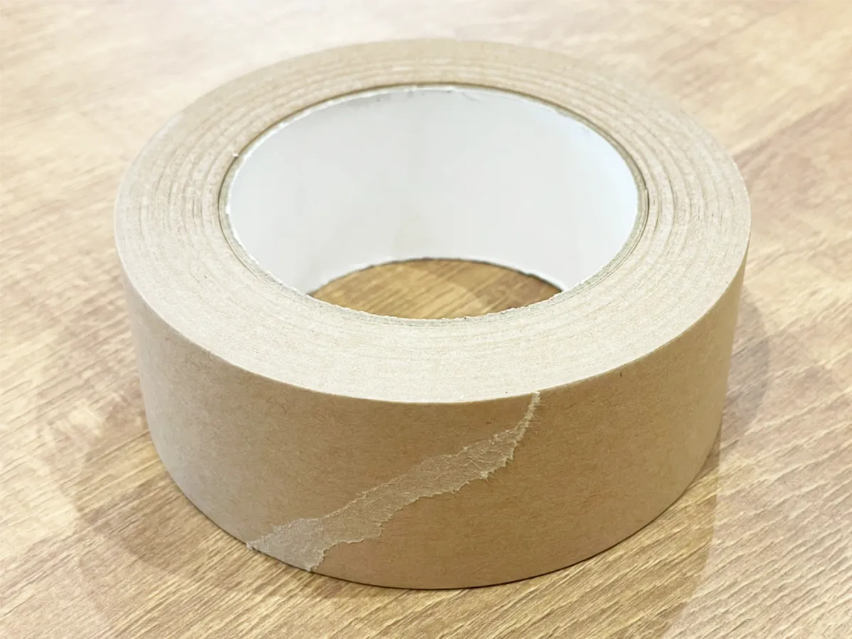 手でちぎったクラフトテープの写真（撮影：grapeライフハック編集部）