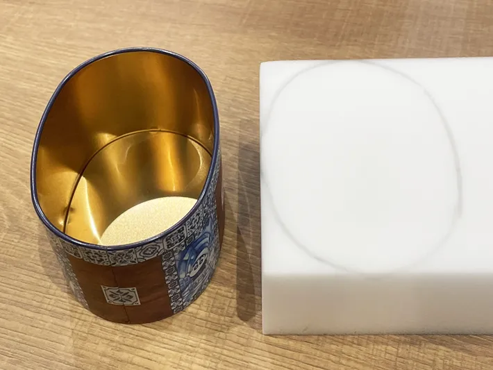 お菓子缶とメラミンスポンジの写真（撮影：grapeライフハック編集部）