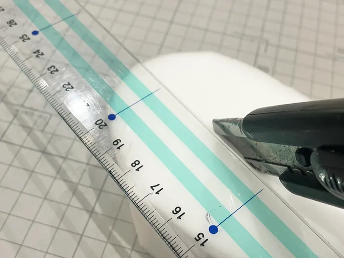 メラミンスポンジに切れ目を入れる写真（撮影：grapeライフハック編集部）