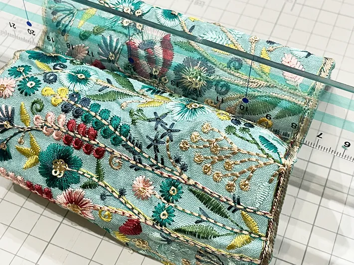 メラミンスポンジに布を入れ込む写真（撮影：grapeライフハック編集部）