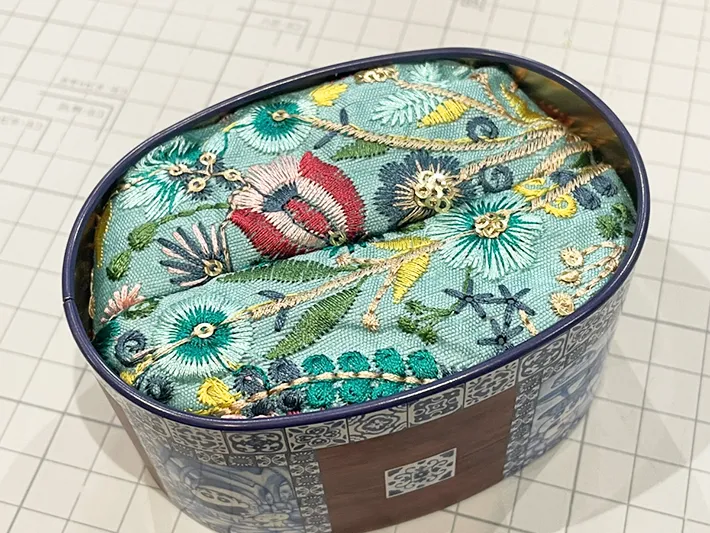 お菓子缶の中に布を巻いたメラミンスポンジを入れた写真（撮影：grapeライフハック編集部）