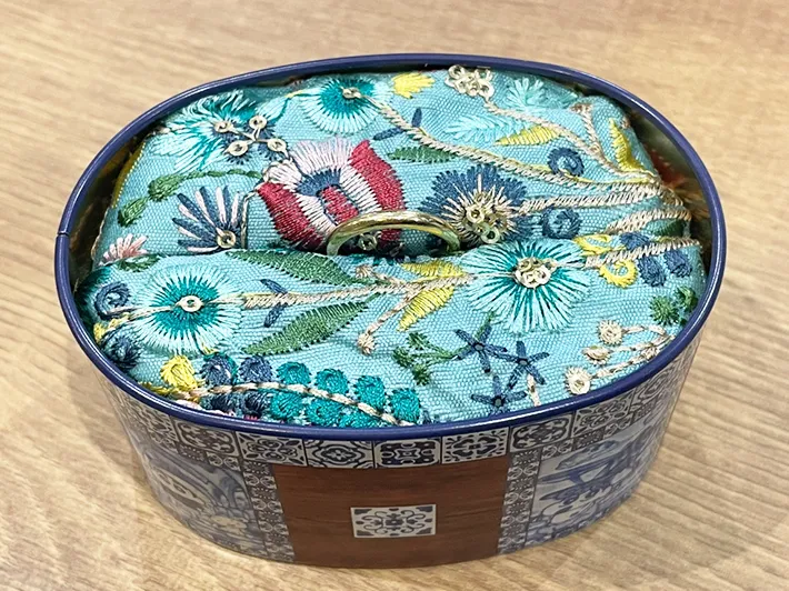 お菓子缶とメラミンスポンジで作ったリングピローの完成写真（撮影：grapeライフハック編集部）