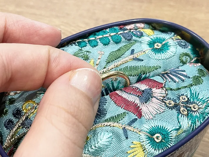 お菓子缶とメラミンスポンジで作ったリングピローの完成写真2つ目（撮影：grapeライフハック編集部）