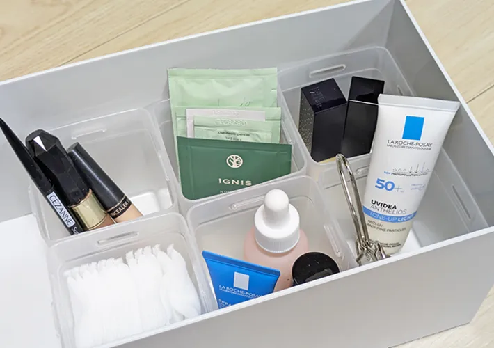 メイク用品を『くつした整理カップ』で収納した写真（撮影：grape編集部）
