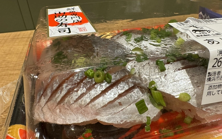 寿司パックに水滴がつく（撮影：grapeフード編集部）