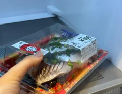 寿司パックを冷蔵庫に入れる（撮影：grapeフード編集部）