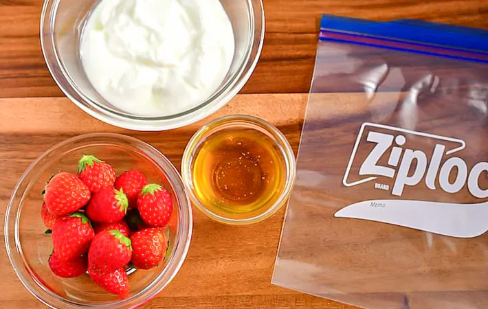 『イチゴヨーグルトアイス』の材料の写真（撮影：小泉明代）