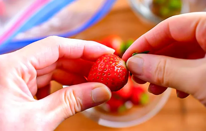 イチゴのヘタを取る写真（撮影：小泉明代）