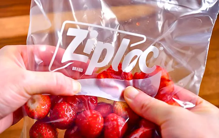 イチゴを潰す写真（撮影：小泉明代）