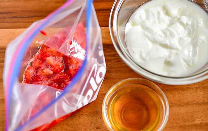 潰したイチゴとヨーグルトとハチミツの写真（撮影：小泉明代）