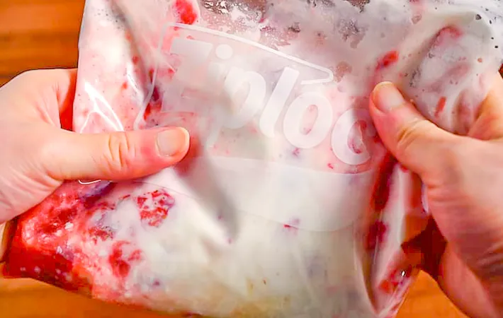 ヨーグルトとハチミツを混ぜている写真（撮影：小泉明代）