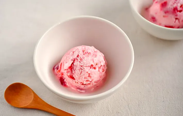 『イチゴのヨーグルトアイス』の完成写真（撮影：小泉明代）