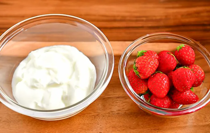 ヨーグルトとイチゴの写真（撮影：小泉明代）