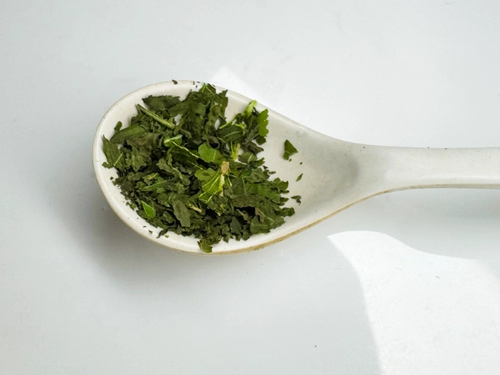 つぶした大葉をスプーンにのせた写真（撮影:grapeフード編集部）