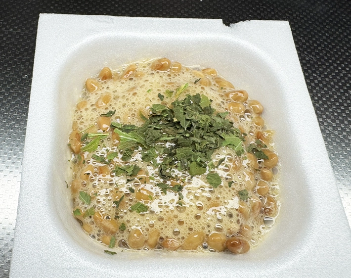 納豆につぶした大葉をかけた写真（撮影:grapeフード編集部）