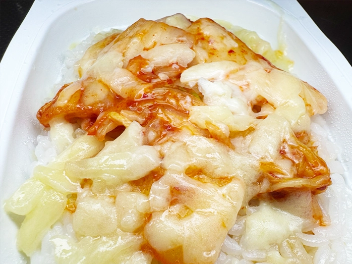 キムチチーズライスの写真（撮影：grapeフード編集部）