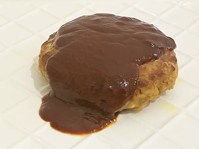 ハンバーグをうつした場面（撮影：grapeフード編集部）