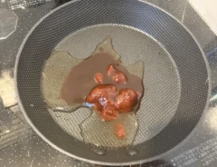 ケチャップ、ソース、酒をフライパンに入れた場面（撮影：grapeフード編集部）