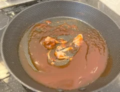 ケチャップ、ソース、酒を混ぜ、アポロチョコレートを入れた場面（撮影：grapeフード編集部）