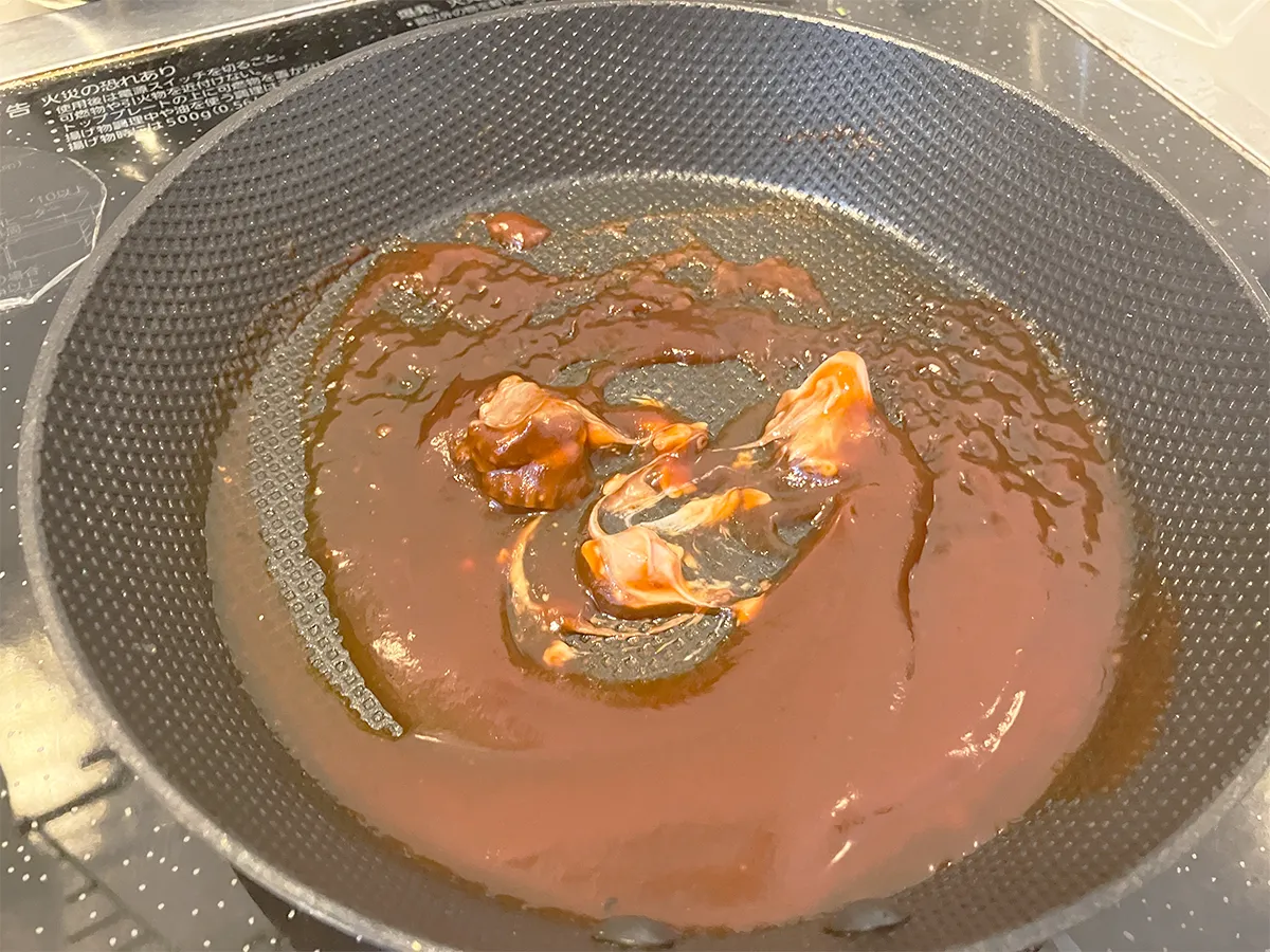 ケチャップ、ソース、酒を混ぜ、アポロチョコレートを入れた場面（撮影：grapeフード編集部）