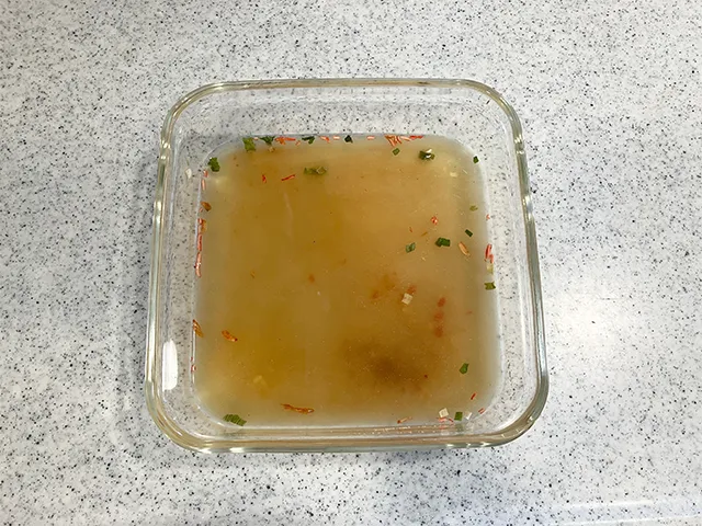 五目チャーハンの素と水を混ぜた場面（撮影：grapeフード編集部）