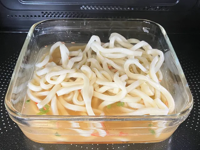電子レンジでうどんを加熱する場面（撮影：grapeフード編集部）