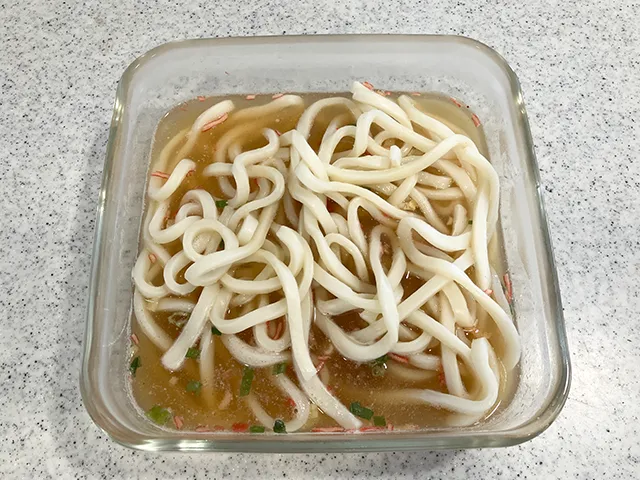 五目チャーハン風うどんが完成した場面（撮影：grapeフード編集部）